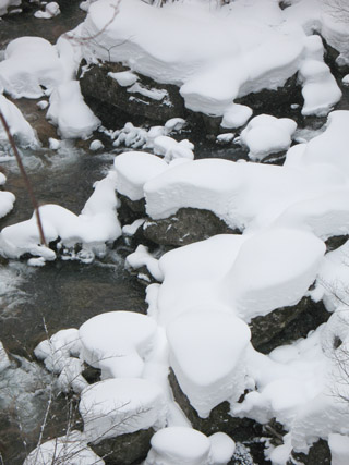 長野県　白骨温泉（しらほねおんせん）　湯川の雪景色
